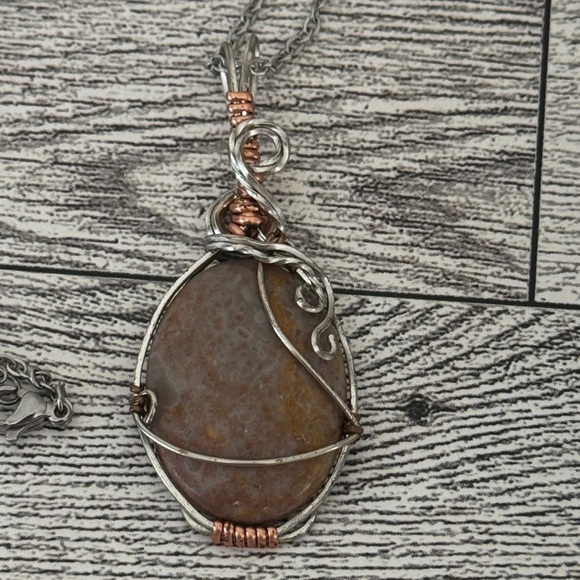 Brown Stone Wire Wrapped Pendant NWOT - Picture 3 of 5